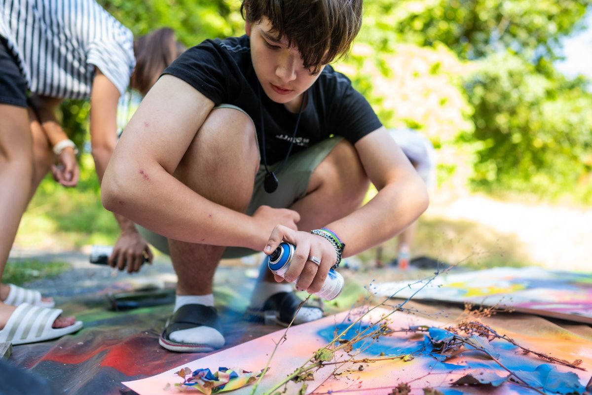 Mit Sprühfarben, Schablonen und Naturmaterialien erproben die Teilnehmenden der Klassen 5 bis 9 kreative Mischtechniken. Quelle: BVR / Fotograf: Marius Schwarz