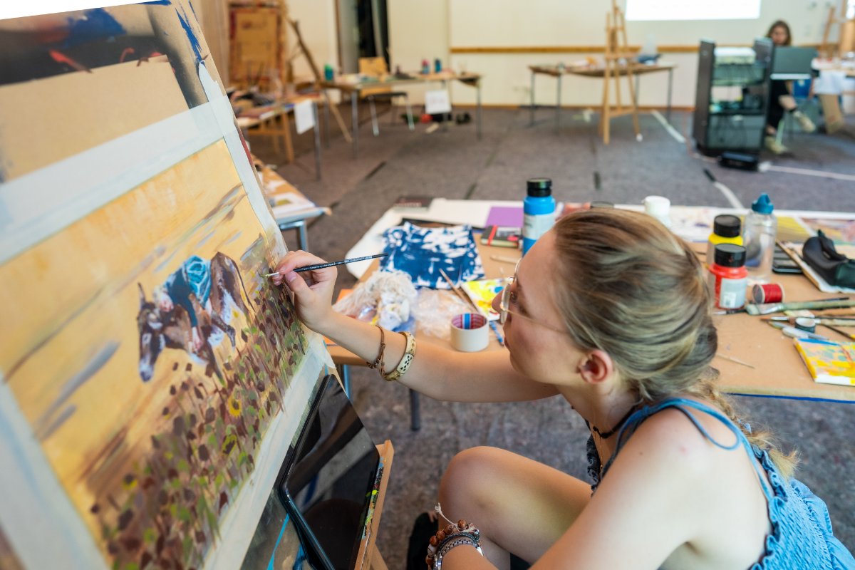 In der Werkstatt „Kunst in Bewegung“ entdecken die jungen Talente der Klassen 10 bis 13 neue künstlerische Ausdrucksformen und entwickeln ihre eigenen Bildideen weiter. Quelle: BVR / Fotograf: Marius Schwarz