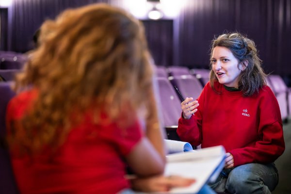 Bundesjurorin Lea Schütte, kulturelle Bildnerin mit Schwerpunkt Filmbildung & Vermittlung, analysiert im Gespräch Jurykolleginnen und -kollegen die Erzählweise und Wirkung einzelner Filmbeiträge. Quelle: BVR / Foto: Marius Schwarz