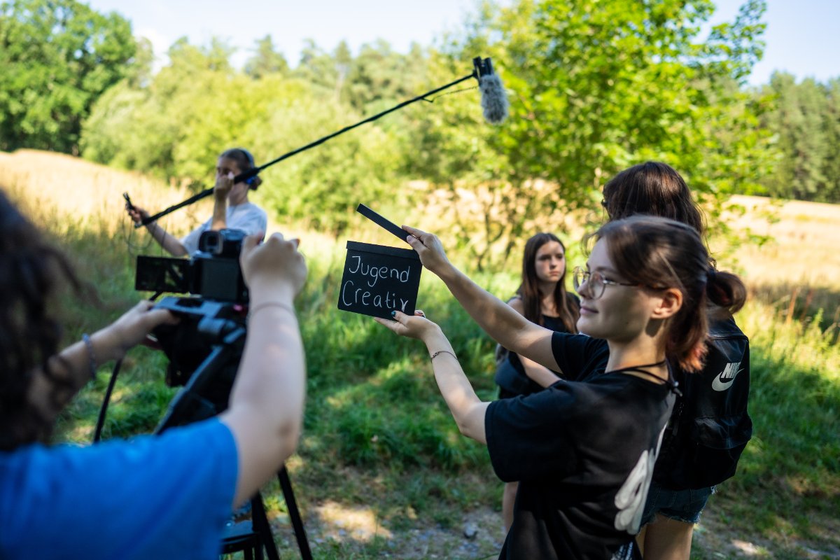 In der Spielfilm-Werkstatt erlernen die Jugendlichen die handwerklichen und künstlerischen Grundlagen der Filmproduktion und setzen im Team ihre eigene Filmidee um. Quelle: BVR / Fotograf: Marius Schwarz