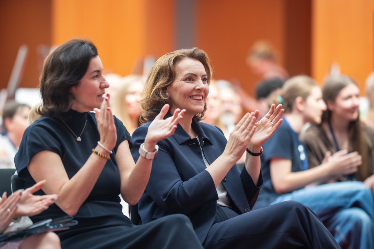 Die Preise an die international ausgezeichneten Kinder und Jugendlichen übergab beim Finale des 56. Jugendwettbewerbs jugend creativ Bundesforschungsministerin Dorothee Bär (links) gemeinsam mit Marija Kolak, Präsidentin des Bundesverbandes der Deutschen Volksbanken und Raiffeisenbanken (BVR) (rechts). Bildquelle: BVR, Foto: Marius Schwarz 