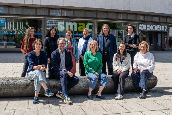 Die Bundesjury Bildgestaltung tagte am 14. Mai 2025 im Staatlichen Museum für Archäologie Chemnitz (smac).  

Reihe vorne v. l. n. r.: Lisa Moll (Künstlerin, Musikerin, Kunstpädagogin und ehemalige jugend creativ-Bundespreisträgerin), Dr. Sebastian Baden (Direktor der Schirn Kunsthalle Frankfurt), Agnes Sonntag (DEIN SPIEGEL), Lisa Beck (Bundespreisträgerin des 54. Internationalen Jugendwettbewerbs), Prof. Dr. Kirsten Winderlich (Professorin für Ästhetische Bildung in der Kindheit und Kunstdidaktik und Leiterin der grund_schule der künste an der Universität der Künste Berlin) 

Reihe hinten v. l. n. r.: Anika Preissler (Redakteurin der Fachzeitschrift Grundschule Kunst des Friedrich Verlags), Janina Arlt (Künstlerin, Kunstpädagogin und Kulturbeauftragte am Gymnasium Eppendorf in Hamburg), Bundesjuryvorsitzende Prof. Dr. Anja Mohr (Professorin für Bildende Kunst und ihre Didaktik, Leiterin des Institutes für Kunstpädagogik an der Ludwig-Maximilians-Universität München), Dr. Mareile Herbst (Programmleitung Autumnus Verlag in Berlin), Prof. Dr. Andreas Brenne (Professor für Kunstpädagogik und Kunstdidaktik an der Universität Potsdam), Dr. Florence Thurmes (Generaldirektorin der Kunstsammlungen Chemnitz)    

Quelle: BVR / Foto: Marius Schwarz
