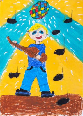 Der Junge spielt Gitarre