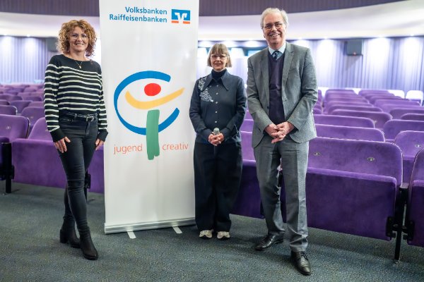 Gunnar Bertram, Vorstandvorsitzender der Volksbank Chemnitz (rechts) und Vanessa Wegner, Abteilungsleiterin Unternehmenskommunikation der Volksbank Chemnitz (links), die zusammen mit sechs weiteren Genossenschaftsbanken jugend creativ in der Kulturhauptstadtregion Chemnitz veranstaltet, sowie Christiane Dörken, Head of Sponsoring und CSR und Projektleiterin jugend creativ beim Bundesverband der Deutschen Volksbanken und Raiffeisenbanken (BVR), der den Jugendwettbewerb bundesweit koordiniert (mitte), Quelle: BVR / Foto: Marius Schwarz