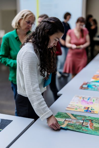 Die Bilder der jungen Talente gewähren einzigartige Einblicke in ihre Sicht- und Denkweisen. Im Bild: Lisa Beck (Bundespreisträgerin des 54. Internationalen Jugendwettbewerbs und in diesem Jahr Bundesjurorin), dahinter Agnes Sonntag (DEIN SPIEGEL). Quelle: BVR / Foto: Marius Schwarz