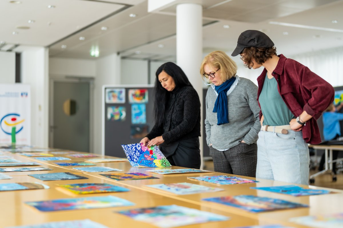 Kreative Vielfalt zum Thema „Meer entdecken“: Rund 300 Kunstwerke haben es bis ins Bundesfinale nach Berlin geschafft und machen der Expertenjury die Entscheidungen nicht leicht. Quelle: BVR / Fotograf: Marius Schwarz

v. r. n. l.: Janina Arlt (Künstlerin, Kunstpädagogin und Kulturbeauftragte am Gymnasium Eppendorf in Hamburg), Agnes Sonntag (DEIN SPIEGEL) und Lisa Moll (Künstlerin, Musikerin, Kunstpädagogin und ehemalige jugend creativ-Bundespreisträgerin)

