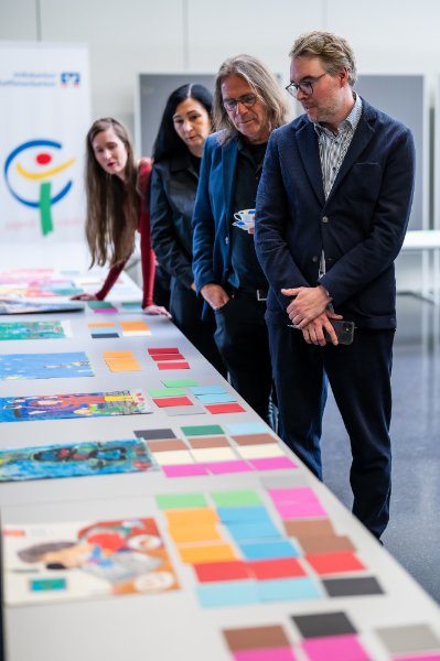 Die Jurymitglieder sind beeindruckt von der künstlerischen Qualität und Originalität der Arbeiten. 

Im Bild v. r. n. l.: Dr. Sebastian Baden (Direktor der Schirn Kunsthalle Frankfurt), Prof. Dr. Andreas Brenne (Professor für Kunstpädagogik und Kunstdidaktik an der Universität Potsdam), Janina Arlt (Künstlerin, Kunstpädagogin und Kulturbeauftragte am Gymnasium Eppendorf in Hamburg) und Anika Preissler (Redakteurin der Fachzeitschrift Grundschule Kunst des Friedrich Verlags)

Quelle: BVR / Foto: Marius Schwarz