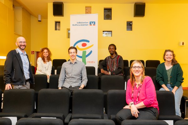 (v.l.n.r.): Philipp Aubel (Projektleiter Junge Filmszene im Bundesverband Jugend und Film e. V. (BJF)), Esra Akkaya (Vorstandsmitglied bi’bak/ Sinema Transtopia), Elias Lücke (mehrfacher „jugend creativ“-Bundespreisträger), Poutiaire Lionel Somé (Künstler, Filmemacher, Regisseur und Workshopleiter „Bildgestaltung Dokumentarfilm“ am Filmhaus Köln), Anja Mohr (Professorin für Bildende Kunst und ihre Didaktik an der Ludwig-Maximilians-Universität in München), Lea Schütte (freie Kulturvermittlerin und Projektkoordinatorin im Bereich Filmbildung & Vermittlung bei der Deutschen Filmakademie e.V.), Quelle: BVR / Fotograf: Christian Kruppa 

 

 