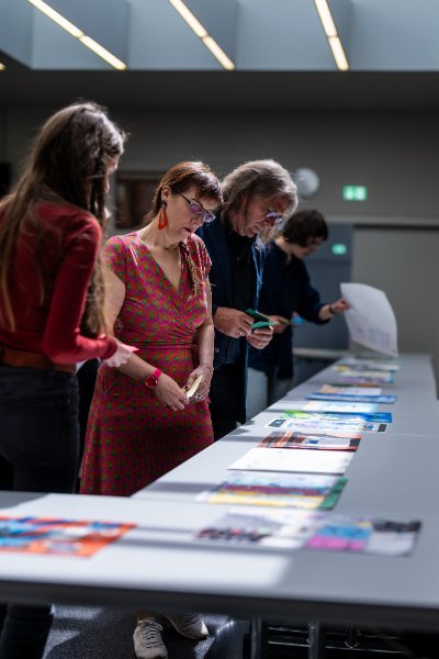 Die Bundesjury Bildgestaltung bewertet rund 300 Werke junger Talente aus ganz Deutschland. Im Bild: Bundesjuryvorsitzende Prof. Dr. Anja Mohr (Professorin für Bildende Kunst und ihre Didaktik, Leiterin des Institutes für Kunstpädagogik an der Ludwig-Maximilians-Universität München) und Prof. Dr. Andreas Brenne (Professor für Kunstpädagogik und Kunstdidaktik an der Universität Potsdam). Quelle: BVR / Foto: Marius Schwarz