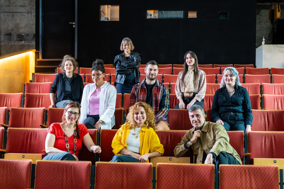 Das Expertenteam des 56. Internationalen Jugendwettbewerbs jugend creativ tagt im SİNEMA TRANSTOPIA. 

Vorne, v.l.n.r.: Bundesjuryvorsitzende Prof. Dr. Anja Mohr (Professorin für Bildende Kunst und ihre Didaktik, Leiterin des Institutes für Kunstpädagogik an der Ludwig-Maximilians-Universität München), Esra Akkaya (Vorstandsmitglied bi’bak/ Sinema Transtopia), Fabio Magnifico (Regisseur, Filmproduzent, Medienpädagoge sowie wissenschaftlicher Mitarbeiter an den Universitäten Bielefeld und Köln)
Mitte, v.l.n.r.: Emily Winkel (Junge Filmszene im Bundesverband Jugend und Film e. V.), Gerrik Harbauer (Festivalproduktion SCHLiNGEL), Mia Lotta Rix (ehemalige jugend creativ-Bundespreisträgerin)
Hinten, v.l.n.r.: Lea Schütte (Kulturelle Bildnerin mit Schwerpunkt Filmbildung & Vermittlung), Christiane Dörken (Head of Sponsoring und CSR vom Bundesverband der Deutschen Volksbanken und Raiffeisenbanken (BVR) und Projektleiterin jugend creativ), Tamara Denic (Regisseurin und Preisträgerin des Student Academy Awards (Studenten-Oscar) in der Kategorie „Narrative“). 

Quelle: BVR / Fotograf: Marius Schwarz



