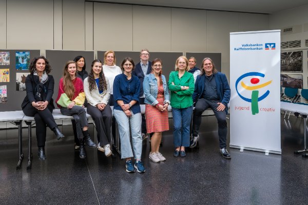 v.l.n.r.: Dr. Florence Thurmes, (Generaldirektorin der Kunstsammlungen Chemnitz), Anika Preissler (Redakteurin der Fachzeitschrift Grundschule Kunst des Friedrich Verlags), Janina Arlt (Künstlerin, Kunstpädagogin und Kulturbeauftragte am Gymnasium Eppendorf in Hamburg), Lisa Beck (Bundespreisträgerin des 54. Internationalen Jugendwettbewerbs), Prof. Dr. Kirsten Winderlich (Professorin für Ästhetische Bildung in der Kindheit und Kunstdidaktik und Leiterin der grund_schule der künste an der Universität der Künste Berlin), Lisa Moll (Künstlerin, Musikerin, Kunstpädagogin und ehemalige jugend creativ-Bundespreisträgerin), Dr. Sebastian Baden (Direktor der Schirn Kunsthalle Frankfurt), Bundesjuryvorsitzende Prof. Dr. Anja Mohr (Professorin für Bildende Kunst und ihre Didaktik, Leiterin des Institutes für Kunstpädagogik an der Ludwig-Maximilians-Universität München), Agnes Sonntag (DEIN SPIEGEL), Dr. Mareile Herbst (Programmleitung Autumnus Verlag in Berlin) und Prof. Dr. Andreas Brenne (Professor für Kunstpädagogik und Kunstdidaktik an der Universität Potsdam). Quelle: BVR / Fotograf: Marius Schwarz
