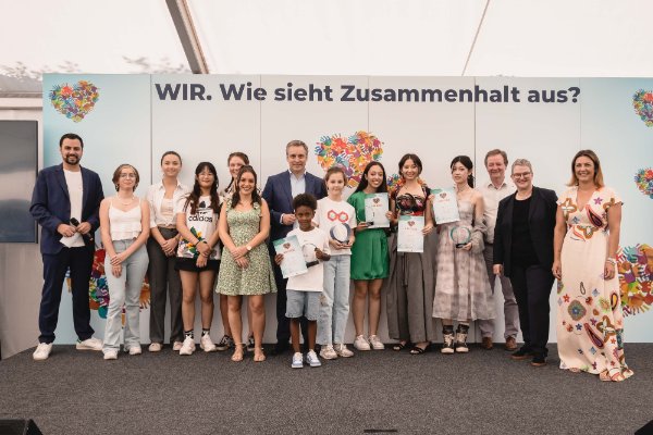 Teilnehmende aus sechs Ländern kamen am 24. Juni 2023 bei der Schlussveranstaltung in Luxemburg zusammen und erhielten ihre Auszeichnungen. Foto: Adrien Sensera, Banque Raiffeisen Société Coopérative

 