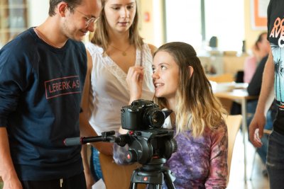 Aktiv beim Dreh: Jugendliche Bundespreisträger lernen professionelle und ideenreiche Kniffe für die Produktion von Kurzfilmen.
Foto: BVR/Mandy Putz