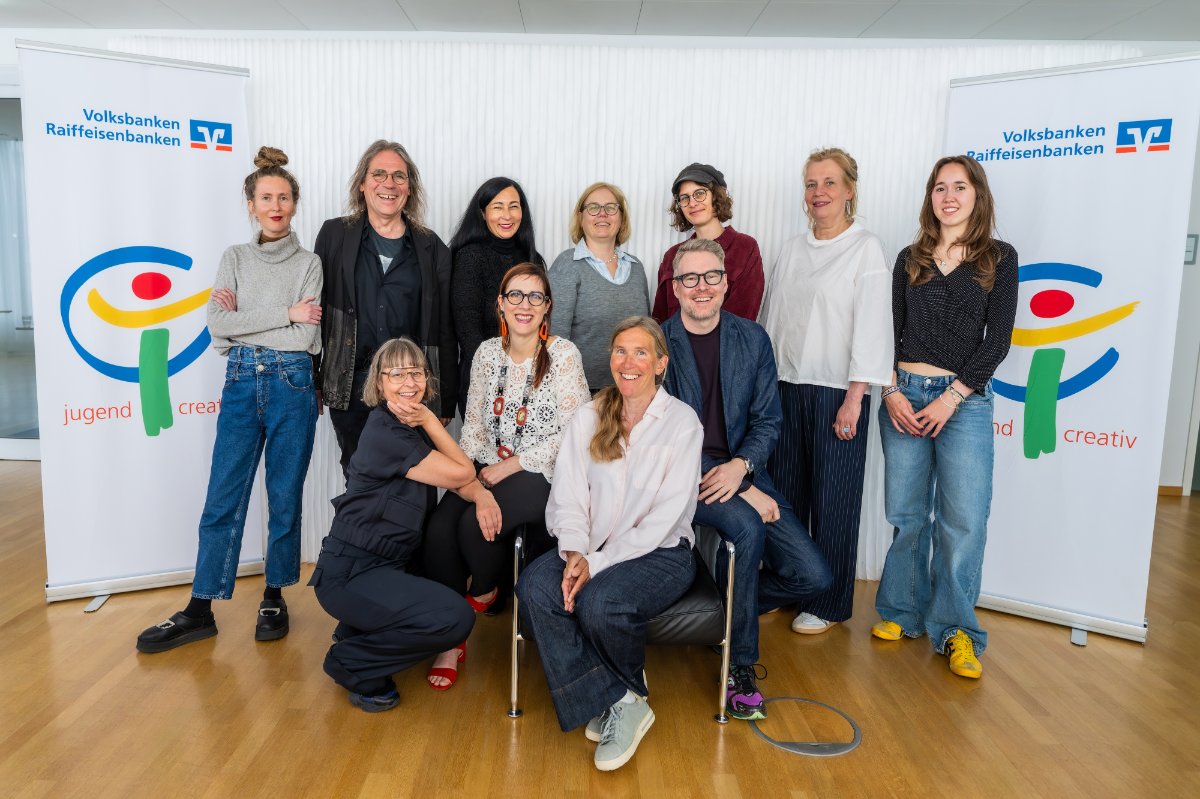 Die Bundesjury Bildgestaltung des 56. Internationalen Jugendwettbewerbs jugend creativ: Experten aus Kunst, Film, Medien und Pädagogik kommen für das Bundesfinale in Berlin zusammen. 

Reihe hinten v.l.n.r.: Anika Preissler (Redakteurin der Fachzeitschrift Grundschule Kunst des Friedrich Verlags), Prof. Dr. Andreas Brenne (Professor für Kunstpädagogik und Kunstdidaktik an der Universität Potsdam), Janina Arlt (Künstlerin, Kunstpädagogin und Kulturbeauftragte am Gymnasium Eppendorf in Hamburg), Agnes Sonntag (DEIN SPIEGEL), Lisa Moll (Künstlerin, Musikerin, Kunstpädagogin und ehemalige jugend creativ-Bundespreisträgerin), Prof. Dr. Kirsten Winderlich (Professorin für Ästhetische Bildung in der Kindheit und Kunstdidaktik und Leiterin der grund_schule der künste an der Universität der Künste Berlin) und Charlotte Lehmann (Bundespreisträgerin des 55. Internationalen Jugendwettbewerbs).

Reihe vorne v. l. n. r.: Christiane Dörken (Head of Sponsoring & CSR beim Bundesverband der Deutschen Volksbanken und Raiffeisenbanken (BVR) und Projektleiterin jugend creativ), Bundesjuryvorsitzende Prof. Dr. Anja Mohr (Professorin für Bildende Kunst und ihre Didaktik, Leiterin des Institutes für Kunstpädagogik an der Ludwig-Maximilians-Universität München), Dr. Mareile Herbst (Programmleitung Autumnus Verlag in Berlin) und Dr. Sebastian Baden (Direktor der Schirn Kunsthalle Frankfurt)

Quelle: BVR / Fotograf: Marius Schwarz