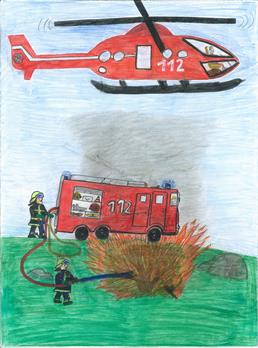 Die Feuerwehr löscht das Feuer nach einem Blitzeinschlag
