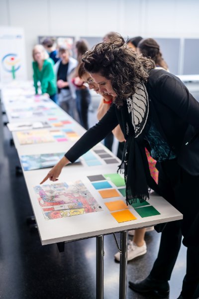 Gastjurorin Dr. Florence Thurmes, Generaldirektorin der Kunstsammlungen Chemnitz, bei der Sichtung und Bewertung der kreativen Werke. Quelle: BVR / Foto: Marius Schwarz